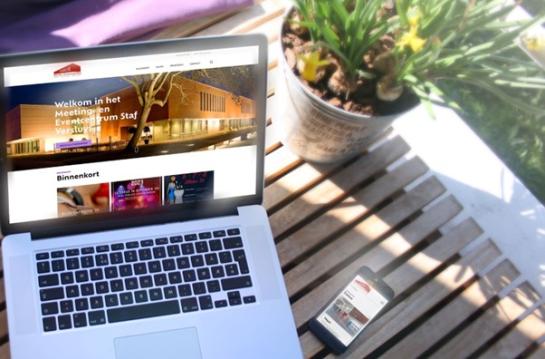 Laptop met homepage Staf Versluys Centrum website